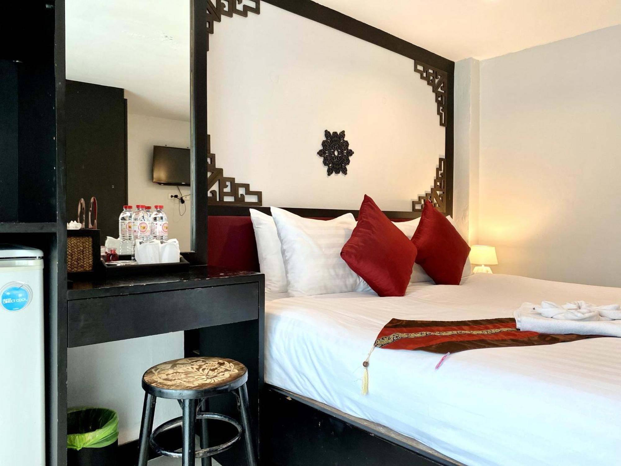 Sunray Beach Hotel Patong Экстерьер фото