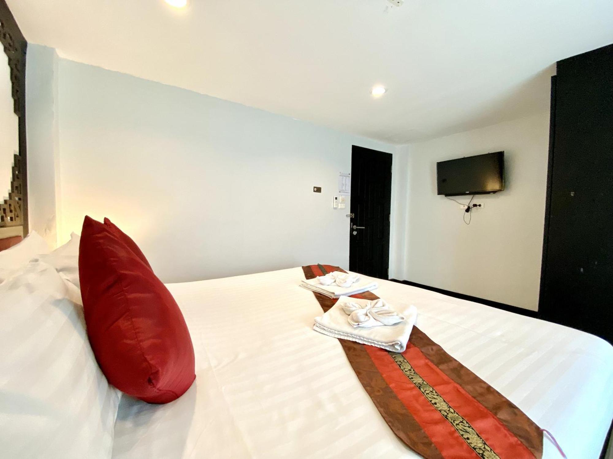 Sunray Beach Hotel Patong Экстерьер фото